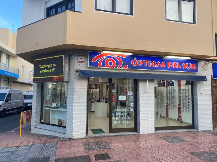 Fachada de Ópticas del Sur, con su rótulo azul y rojo, en la avenida de Canarias, en Vecindario.